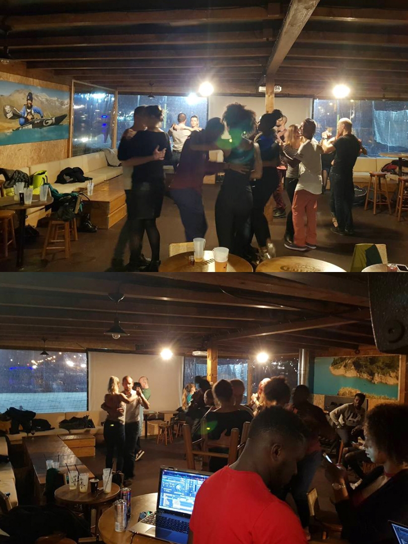 dva z fotoobrazů uvnitř kayak beach baru