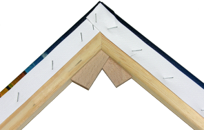 detailní pohled na roh obrazu, kde jsou umístěné klínky pro dopnutí plátna