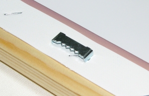 Háček zatlučený do zadní strany obrazu