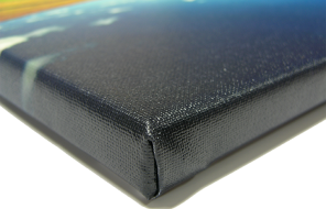 Roh se zahnutím plátna, kde je vidět, že nedochází k žádnému praskání jako u konkurenčních produktů