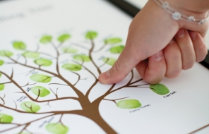 tvorba otisku prstu na obrazu svatebního stromu